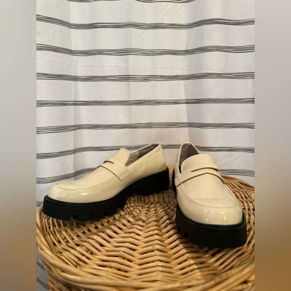 CHINESE LAUNDRY Playback Cream Patent Leather Slip On Loafers.  Like New, Size 7 - Picture 2 of 3